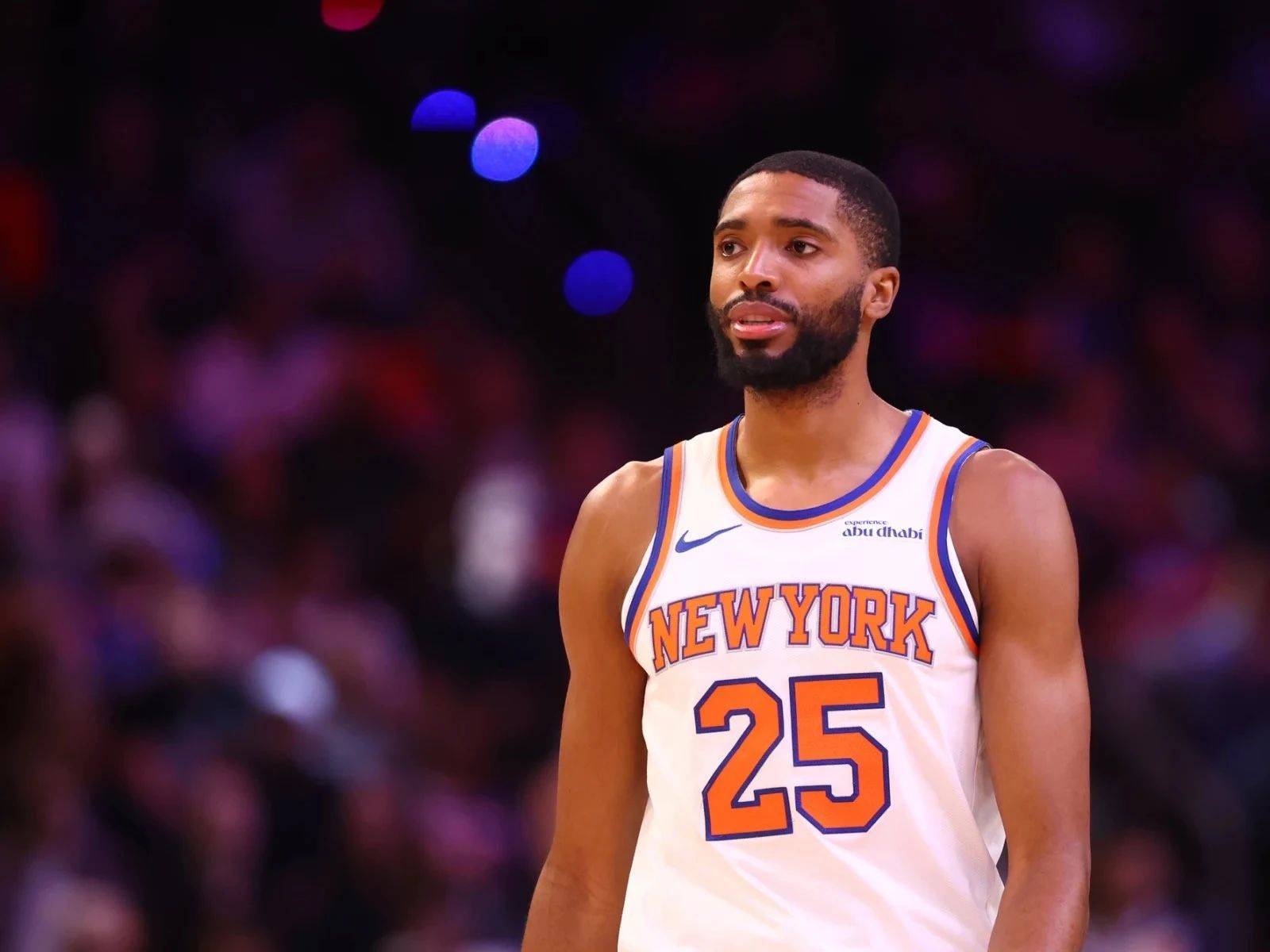 包含纽约尼克斯发布备战花絮；转会期战术微调；CBA常规赛任务艰巨；更衣室氛围转暖的词条