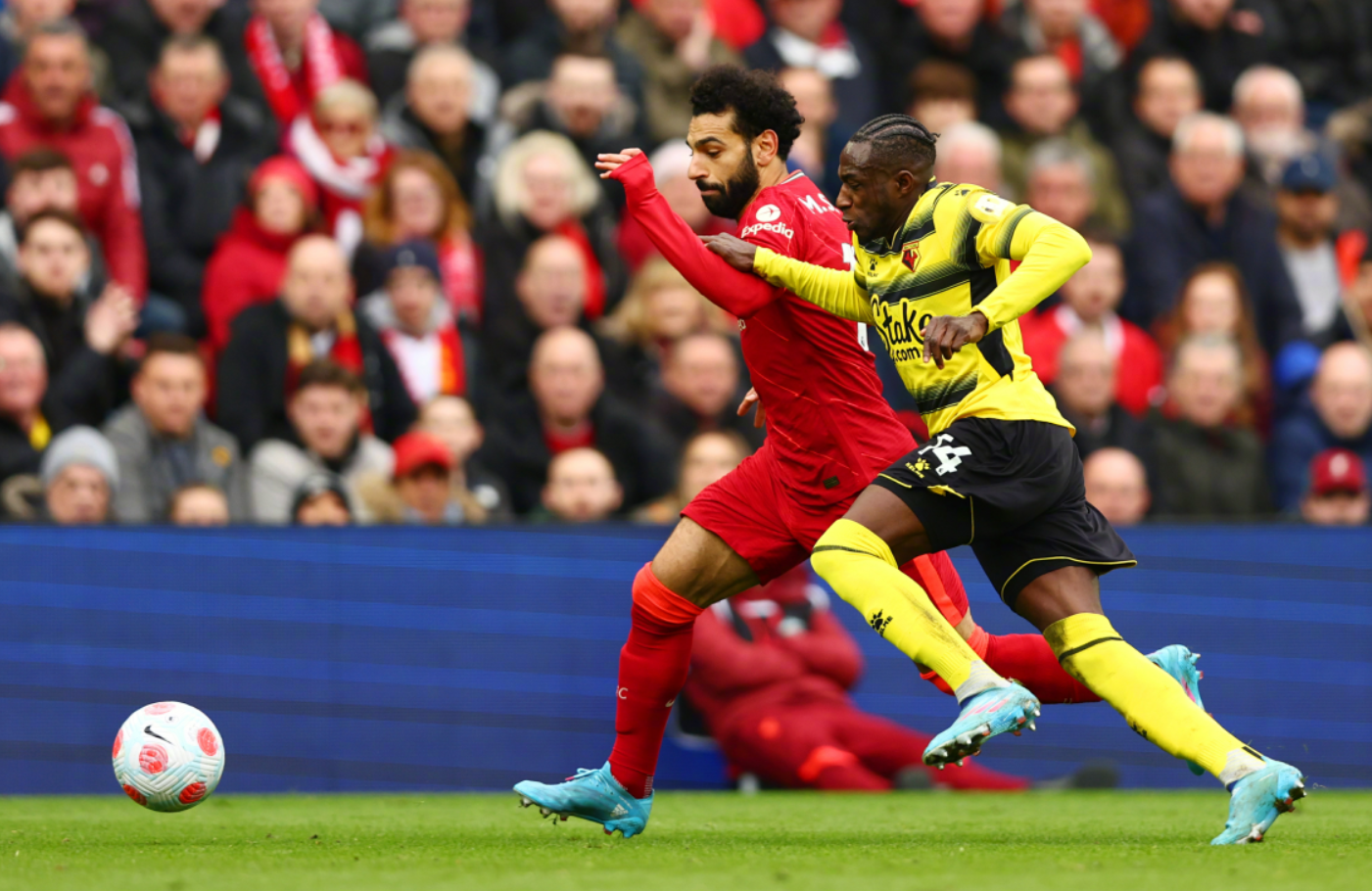 里程碑夜！曼城遗憾出局，法甲加时末段刷纪录，悬念犹存，更衣室氛围转暖(中东路事件惨败原因)