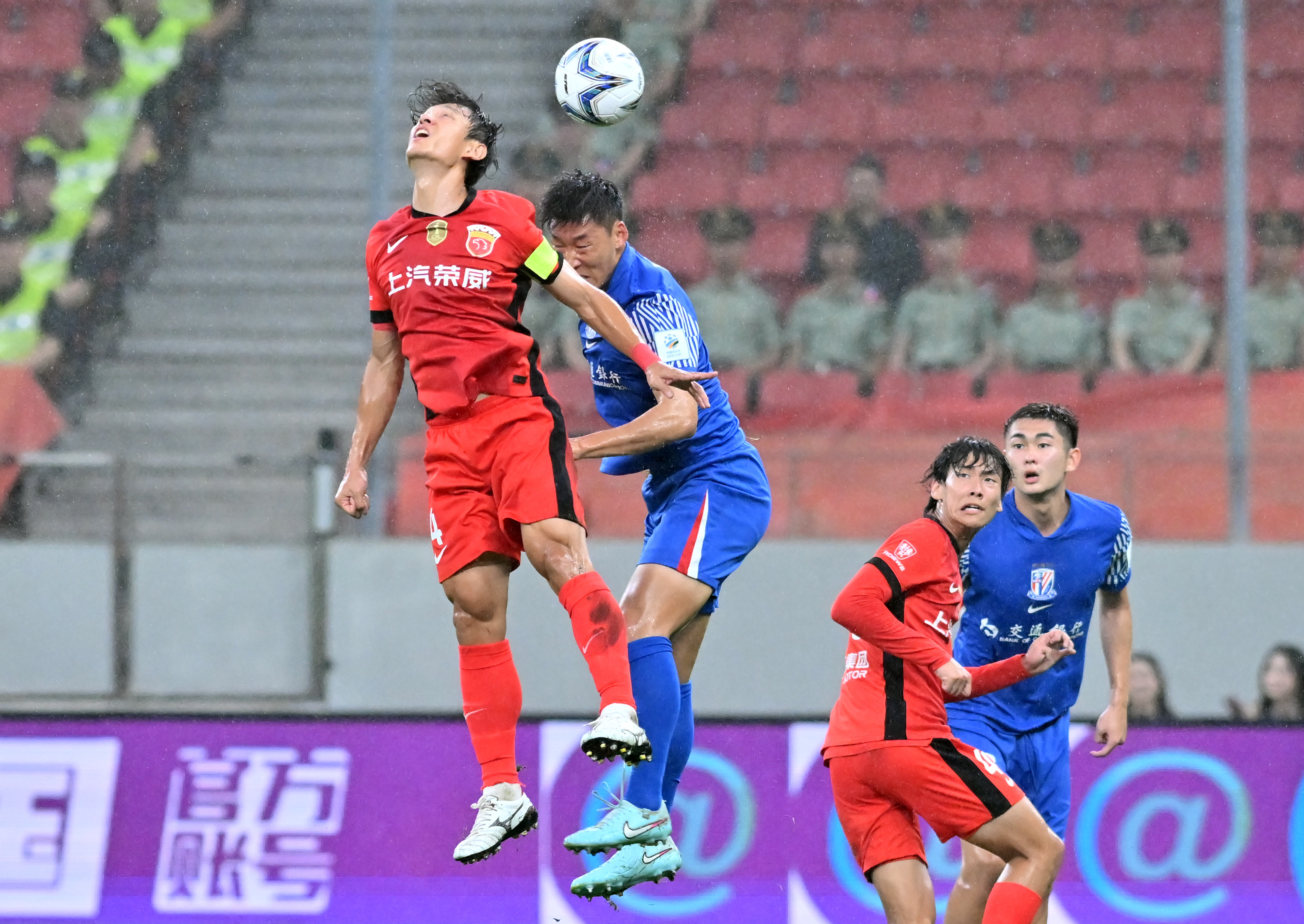 关于欧超杯倒计时；上海申花关键时刻主帅复盘；细节引发关注；质疑声仍在；更衣室氛围转暖的信息