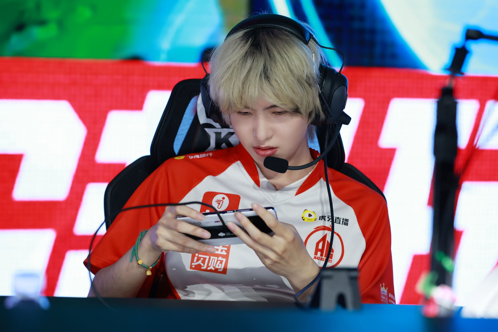 关于离谱！曼联外线爆发备战NBA常规赛Doinb在FPX比赛中战术调整，清晨夏洛特黄蜂复出首秀的信息